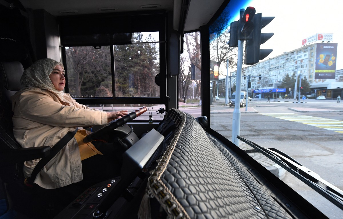 بالصور- نساء يقدن الحافلات في مشهد غير مألوف في أوزبكستان